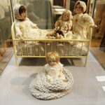 20.10.2017 Kielce. „Lalka w Belle Epoque” - wernisaż wystawy lalek z kolekcji Zbioru Sosenków w Galerii Sztuki Współczesnej „Winda” / Jarosław Kubalski / Radio Kielce