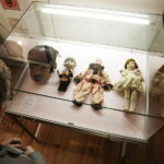 20.10.2017 Kielce. „Lalka w Belle Epoque” - wernisaż wystawy lalek z kolekcji Zbioru Sosenków w Galerii Sztuki Współczesnej „Winda” / Jarosław Kubalski / Radio Kielce