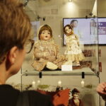 20.10.2017 Kielce. „Lalka w Belle Epoque” - wernisaż wystawy lalek z kolekcji Zbioru Sosenków w Galerii Sztuki Współczesnej „Winda” / Jarosław Kubalski / Radio Kielce