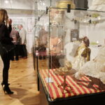 20.10.2017 Kielce. „Lalka w Belle Epoque” - wernisaż wystawy lalek z kolekcji Zbioru Sosenków w Galerii Sztuki Współczesnej „Winda” / Jarosław Kubalski / Radio Kielce