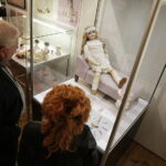 20.10.2017 Kielce. „Lalka w Belle Epoque” - wernisaż wystawy lalek z kolekcji Zbioru Sosenków w Galerii Sztuki Współczesnej „Winda” / Jarosław Kubalski / Radio Kielce