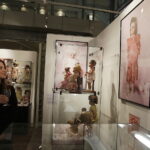 20.10.2017 Kielce. „Lalka w Belle Epoque” - wernisaż wystawy lalek z kolekcji Zbioru Sosenków w Galerii Sztuki Współczesnej „Winda” / Jarosław Kubalski / Radio Kielce