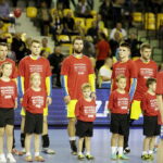 10.10.2017 Kielce. PGNiG Superliga. Mecz PGE Vive Kielce - Górnik Zabrze. Piłkarze wyszli w koszulkach promujących akcję zgłaszania do bazy dawców krwi i szpiku / Jarosław Kubalski / Radio Kielce