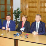 Konferencja prasowa z wiceminister zdrowia w szpitalu w Ostrowcu Świętokrzyskim. Od lewej: Rafał Lipiec, dyrektor szpitala, poseł Andrzej Kryj, wiceminister Józefa Szczurek-Żelazko, senator Jarosław Rusiecki, starosta Zbigniew Duda / Emilia Sitarska / Radio Kielce