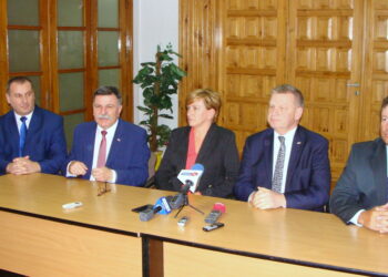 Konferencja prasowa z wiceminister zdrowia w szpitalu w Ostrowcu Świętokrzyskim. Od lewej: Rafał Lipiec, dyrektor szpitala, poseł Andrzej Kryj, wiceminister Józefa Szczurek-Żelazko, senator Jarosław Rusiecki, starosta Zbigniew Duda / Emilia Sitarska / Radio Kielce