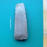 Sadowie koło Opatowa, ślady cmentarzyska z późnego neolitu. Krzemienna siekierka - wyposażenie grobu / Wojciech Pasterkiewicz