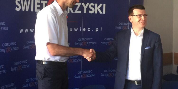 Były prezes spółki akcyjnej KSZO Grzegorz Szymański (z lewej) oraz prezydent Ostrowca Jarosław Górczyński / Jakub Rożek / Radio Kielce