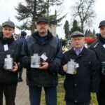 Kwestujący członkowie Towarzystwa Przyjaciół Ziemi Opatowskiej na cmentarzu w Opatowie / Emilia Sitarska / Radio Kielce