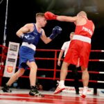 Mecz Polska - Irlandia w Hali "Pod Basztami". Marek Pietruczuk i Wayne Kelly w walce / Marzena Mąkosa / Radio Kielce