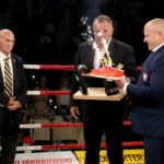 Mecz Polska - Irlandia w Hali "Pod Basztami". Marian Kasprzyk otrzymał tort z okazji urodzin od Leszka Piotrowskiego - prezesa Polskiego Związku Bokserskiego  / Marzena Mąkosa / Radio Kielce