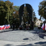 78. rocznica powstania Polskiego Państwa Podziemnego. Karol Fijałkowski - pełnomocnik ds. Kombatantów i Osób Represjonowanych składa kwiaty pod pomnikiem / Marzena Mąkosa / Radio Kielce