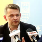 Konferencja prasowa dotycząca projektów w Wiślicy i Michniowie. Na zdjęciu : Adam Jarubas - Marszałek województwa świętokrzyskiego, Jacek Kowalczyk - dyrektor Departamentu Promocji, Edukacji, Kultury, Sportu i Turystyki w Urzędzie Marszałkowskim Województwa Świętokrzyskiego oraz