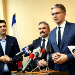 Szachy i piłka ręczna w szkołach. Konferencja na temat programów robionych ze Świętokrzyskim Centrum Doskonalenia Nauczycieli. Krzysztof Łysak - wicedyrektor do spraw pedagogicznych w Świętokrzyskim Centrum Doskonalenia Nauczycieli w Kielcach, Jacek Wołowiec - dyrektor Świętokrzyskiego Centrum Doskonalenia Nauczycieli oraz Adam Jarubas - Marszałek województwa świętokrzyskiego / Marzena Mąkosa / Radio Kielce