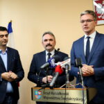 Szachy i piłka ręczna w szkołach. Konferencja na temat programów robionych ze Świętokrzyskim Centrum Doskonalenia Nauczycieli. Krzysztof Łysak - wicedyrektor do spraw pedagogicznych w Świętokrzyskim Centrum Doskonalenia Nauczycieli w Kielcach, Jacek Wołowiec - dyrektor Świętokrzyskiego Centrum Doskonalenia Nauczycieli oraz Adam Jarubas - Marszałek województwa świętokrzyskiego / Marzena Mąkosa / Radio Kielce