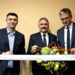 Szachy i piłka ręczna w szkołach. Konferencja na temat programów robionych ze Świętokrzyskim Centrum Doskonalenia Nauczycieli. Krzysztof Łysak - wicedyrektor do spraw pedagogicznych w Świętokrzyskim Centrum Doskonalenia Nauczycieli w Kielcach, Jacek Wołowiec - dyrektor Świętokrzyskiego Centrum Doskonalenia Nauczycieli oraz Adam Jarubas - Marszałek województwa świętokrzyskiego / Marzena Mąkosa / Radio Kielce