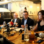 Briefing prasowy dotyczący budowy stacji bazowej Orange Polska w rejonie Chęcin. Na zdjęciu : Leszek Gajewski - Dyrektor Komercyjny w Orange Polska, Marcin Ney - Dyrektor Rozwoju Sieci Mobilnej, Orange Polska, Wojciech Jabczyński - Rzecznik Orange Polska, Justyna Adamczewska - manager w pionie sieci Orange  / Marzena Mąkosa / Radio Kielce