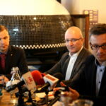 Briefing prasowy dotyczący budowy stacji bazowej Orange Polska w rejonie Chęcin. Na zdjęciu : Leszek Gajewski - Dyrektor Komercyjny w Orange Polska, Marcin Ney - Dyrektor Rozwoju Sieci Mobilnej, Orange Polska, Wojciech Jabczyński - Rzecznik Orange Polska / Marzena Mąkosa / Radio Kielce