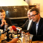 Briefing prasowy dotyczący budowy stacji bazowej Orange Polska w rejonie Chęcin. Na zdjęciu : Leszek Gajewski - Dyrektor Komercyjny w Orange Polska, Marcin Ney - Dyrektor Rozwoju Sieci Mobilnej, Orange Polska, Wojciech Jabczyński - Rzecznik Orange Polska / Marzena Mąkosa / Radio Kielce