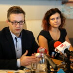 Briefing prasowy dotyczący budowy stacji bazowej Orange Polska w rejonie Chęcin. Na zdjęciu : Wojciech Jabczyński - Rzecznik Orange Polska, Justyna Adamczewska - manager w pionie sieci Orange / Marzena Mąkosa / Radio Kielce