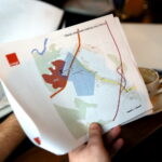 Briefing prasowy dotyczący budowy stacji bazowej Orange Polska w rejonie Chęcin. Mapa obszarów poszukiwań lokalizacji stacji Tokarnia / Marzena Mąkosa / Radio Kielce