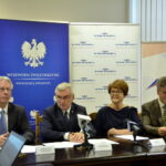 Podpisanie umowy na opracowanie dokumentacji projektu prac związanych z podróżą na trasie kolejowej nr 8 Skarżysko-Kamienna - Kielce - Kozłów. Na zdjęciu : Włodzimierz Żmuda - Członek Zarządu - Dyrektor ds. rozwoju i przygotowania inwestycji, PKP Polskie Linie Kolejowe S.A., Andrzej Bętkowski - Wicewojewoda Świętokrzyski, Maria Zuba - Poseł na Sejm RP, Krzysztof Słoń - Senator RP / Marzena Mąkosa / Radio Kielce