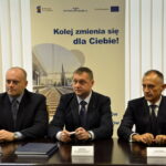 Podpisanie umowy na opracowanie dokumentacji projektu prac związanych z podróżą na trasie kolejowej nr 8 Skarżysko-Kamienna - Kielce - Kozłów. Na zdjęciu : Radosław Zarzycki - Zastępca Dyrektora Biura Przygotowania Inwestycji, PKP Polskie Linie Kolejowe S.A., Paweł Kruk - Dyrektor Projektu w Biurze Przygotowania Inwestycji, PKP Polskie Linie Kolejowe S.A., Marcin Warda - pełnomocnik konsorcjum / Marzena Mąkosa / Radio Kielce