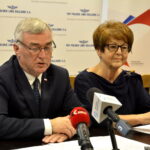 Podpisanie umowy na opracowanie dokumentacji projektu prac związanych z podróżą na trasie kolejowej nr 8 Skarżysko-Kamienna - Kielce - Kozłów. Na zdjęciu : Andrzej Bętkowski - Wicewojewoda Świętokrzyski, Maria Zuba - Poseł na Sejm RP / Marzena Mąkosa / Radio Kielce