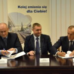 Podpisanie umowy na opracowanie dokumentacji projektu prac związanych z podróżą na trasie kolejowej nr 8 Skarżysko-Kamienna - Kielce - Kozłów. Na zdjęciu : Radosław Zarzycki - Zastępca Dyrektora Biura Przygotowania Inwestycji, PKP Polskie Linie Kolejowe S.A., Paweł Kruk - Dyrektor Projektu w Biurze Przygotowania Inwestycji, PKP Polskie Linie Kolejowe S.A., Marcin Warda - pełnomocnik konsorcjum / Marzena Mąkosa / Radio Kielce