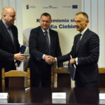 Podpisanie umowy na opracowanie dokumentacji projektu prac związanych z podróżą na trasie kolejowej nr 8 Skarżysko-Kamienna - Kielce - Kozłów. Na zdjęciu : Radosław Zarzycki - Zastępca Dyrektora Biura Przygotowania Inwestycji, PKP Polskie Linie Kolejowe S.A., Paweł Kruk - Dyrektor Projektu w Biurze Przygotowania Inwestycji, PKP Polskie Linie Kolejowe S.A., Marcin Warda - pełnomocnik konsorcjum / Marzena Mąkosa / Radio Kielce