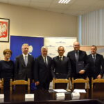 Podpisanie umowy na opracowanie dokumentacji projektu prac związanych z podróżą na trasie kolejowej nr 8 Skarżysko-Kamienna - Kielce - Kozłów. Na zdjęciu : Krzysztof Słoń - Senator RP, Maria Zuba - Poseł na Sejm RP, Włodzimierz Żmuda - Członek Zarządu - Dyrektor ds. rozwoju i przygotowania inwestycji, PKP Polskie Linie Kolejowe S.A., Andrzej Bętkowski - Wicewojewoda Świętokrzyski, Marcin Warda - pełnomocnik konsorcjum, Radosław Zarzycki - Zastępca Dyrektora Biura Przygotowania Inwestycji, PKP Polskie Linie Kolejowe S.A., Paweł Kruk - Dyrektor Projektu w Biurze Przygotowania Inwestycji, PKP Polskie Linie Kolejowe S.A. / Marzena Mąkosa / Radio Kielce