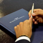 Podpisanie umowy na opracowanie dokumentacji projektu prac związanych z podróżą na trasie kolejowej nr 8 Skarżysko-Kamienna - Kielce - Kozłów. / Marzena Mąkosa / Radio Kielce