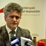 Podpisanie umowy na opracowanie dokumentacji projektu prac związanych z podróżą na trasie kolejowej nr 8 Skarżysko-Kamienna - Kielce - Kozłów. Na zdjęciu : Krzysztof Słoń - Senator RP / Marzena Mąkosa / Radio Kielce