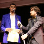 Benefis Teresy i Mirka Bielińskich. Krzysztof Lijewski - polski piłkarz ręczny sprezentował Teresie i Mirkowi Bielińskim koszulkę z podpisami reprezentacji Polski piłkarzy ręcznych  / Marzena Mąkosa / Radio Kielce