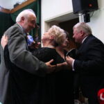 Benefis Teresy i Mirka Bielińskich. Wręczenie statuetki "Dzikiej Róży" Teresie i zdjęcia statuetki Mirkowi  / Marzena Mąkosa / Radio Kielce