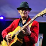 Benefis Teresy i Mirka Bielińskich. Na zdjęciu gitarzysta Piotr Restecki / Marzena Mąkosa / Radio Kielce