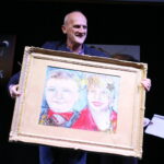 Benefis Teresy i Mirka Bielińskich. Marek Sochacki wręcza Bielińskim monidło / Marzena Mąkosa / Radio Kielce