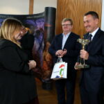 Wojewódzkie obchody Światowego Dnia Turystyki. Wręczanie statuetek "Wędrowiec Świętokrzyski". Nagroda dla Osady Średniowiecznej za usługi dla rozwoju turystyki w Województwie Świętokrzyskim / Marzena Mąkosa / Radio Kielce