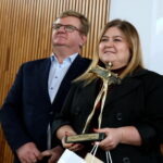 Wojewódzkie obchody Światowego Dnia Turystyki. Wręczanie statuetek "Wędrowiec Świętokrzyski". Nagroda dla Osady Średniowiecznej za usługi dla rozwoju turystyki w Województwie Świętokrzyskim / Marzena Mąkosa / Radio Kielce