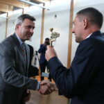 Wojewódzkie obchody Światowego Dnia Turystyki. Wręczanie statuetek "Wędrowiec Świętokrzyski". Nagroda dla Gminy Daleszyce za zasługi dla rozwoju turystyki w Województwie Świętokrzyskim / Marzena Mąkosa / Radio Kielce