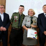 Wojewódzkie obchody Światowego Dnia Turystyki. Wręczanie statuetek "Wędrowiec Świętokrzyski". Nagroda dla Hufiec ZHP Starachowice za zasługi dla rozwoju turystyki w Województwie Świętokrzyskim / Marzena Mąkosa / Radio Kielce