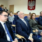 Podpisanie umowy związanej z wykonaniem Trasy S7 ze Skarżyska do granic Województw Świętokrzyskiego i Mazowieckiego. Marcin Niewadził - zastępca dyrektora ds. Ekonomiczno-Finansowych, Krzysztof Strzelczyk - dyrektor oddziału Generalnej Dyrekcji Dróg Krajowych i Autostrad w Kielcach, Agata Wojtyszek - Wojewoda Świętokrzyski, Dariusz Dymaniuk - wykonawca firmy Budimex / Marzena Mąkosa / Radio Kielce