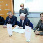 Podpisanie umowy związanej z wykonaniem Trasy S7 ze Skarżyska do granic Województw Świętokrzyskiego i Mazowieckiego. Na zdjęciu Marcin Niewadził - zastępca dyrektora ds. Ekonomiczno-Finansowych, Dariusz Demaniuk - wykonawca firmy Budimex, Krzysztof Strzelczyk - dyrektor oddziału Generalnej Dyrekcji Dróg Krajowych i Autostrad w Kielcach, Agata Wojtyszek - Wojewoda Świętokrzyski / Marzena Mąkosa / Radio Kielce