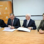 Podpisanie umowy związanej z wykonaniem Trasy S7 ze Skarżyska do granic Województw Świętokrzyskiego i Mazowieckiego. Na zdjęciu Marcin Niewadził - zastępca dyrektora ds. Ekonomiczno-Finansowych, Dariusz Demaniuk - wykonawca firmy Budimex, Krzysztof Strzelczyk - dyrektor oddziału Generalnej Dyrekcji Dróg Krajowych i Autostrad w Kielcach, Agata Wojtyszek - Wojewoda Świętokrzyski / Marzena Mąkosa / Radio Kielce