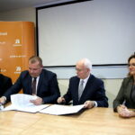 Podpisanie umowy związanej z wykonaniem Trasy S7 ze Skarżyska do granic Województw Świętokrzyskiego i Mazowieckiego. Na zdjęciu Marcin Niewadził - zastępca dyrektora ds. Ekonomiczno-Finansowych, Dariusz Demaniuk - wykonawca firmy Budimex, Krzysztof Strzelczyk - dyrektor oddziału Generalnej Dyrekcji Dróg Krajowych i Autostrad w Kielcach, Agata Wojtyszek - Wojewoda Świętokrzyski / Marzena Mąkosa / Radio Kielce