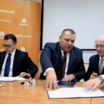 Podpisanie umowy związanej z wykonaniem Trasy S7 ze Skarżyska do granic Województw Świętokrzyskiego i Mazowieckiego. Na zdjęciu Marcin Niewadził - zastępca dyrektora ds. Ekonomiczno-Finansowych, Dariusz Demaniuk - wykonawca firmy Budimex, Krzysztof Strzelczyk - dyrektor oddziału Generalnej Dyrekcji Dróg Krajowych i Autostrad w Kielcach / Marzena Mąkosa / Radio Kielce