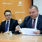 Podpisanie umowy związanej z wykonaniem Trasy S7 ze Skarżyska do granic Województw Świętokrzyskiego i Mazowieckiego. Na zdjęciu Marcin Niewadził - zastępca dyrektora ds. Ekonomiczno-Finansowych, Dariusz Demaniuk - wykonawca firmy Budimex / Marzena Mąkosa / Radio Kielce