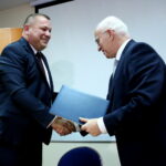 Podpisanie umowy związanej z wykonaniem Trasy S7 ze Skarżyska do granic Województw Świętokrzyskiego i Mazowieckiego. Dariusz Demaniuk - wykonawca firmy Budimex, Krzysztof Strzelczyk - dyrektor oddziału Generalnej Dyrekcji Dróg Krajowych i Autostrad w Kielcach / Marzena Mąkosa / Radio Kielce