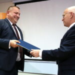 Podpisanie umowy związanej z wykonaniem Trasy S7 ze Skarżyska do granic Województw Świętokrzyskiego i Mazowieckiego. Dariusz Demaniuk - wykonawca firmy Budimex, Krzysztof Strzelczyk - dyrektor oddziału Generalnej Dyrekcji Dróg Krajowych i Autostrad w Kielcach / Marzena Mąkosa / Radio Kielce