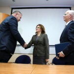 Podpisanie umowy związanej z wykonaniem Trasy S7 ze Skarżyska do granic Województw Świętokrzyskiego i Mazowieckiego. Dariusz Demaniuk - wykonawca firmy Budimex, Agata Wojtyszek - Wojewoda Świętokrzyski, Krzysztof Strzelczyk - dyrektor oddziału Generalnej Dyrekcji Dróg Krajowych i Autostrad w Kielcach / Marzena Mąkosa / Radio Kielce