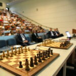 Zajęcia z gry w szachy na Wydziale Matematyczno - Przyrodniczym Uniwersytetu Jana Kochanowskiego w Kielcach / Marzena Mąkosa / Radio Kielce